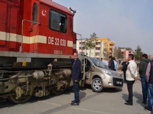 Yolcu treni kamyonete çarptı