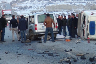 Ambulans ile hafif ticari araç çarpıştı: 2 ölü