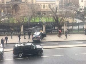 Londra Parlamentosu önünde silah sesleri