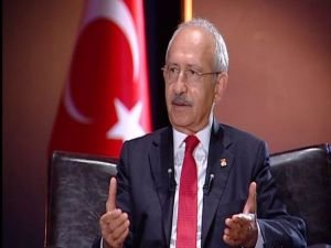 CHP lideri Kılıçdaroğlu'na cenaze töreninde saldırı