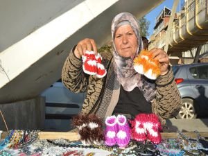 Takı eşyaları satarak torunlarını okutuyor