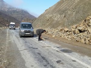 Yola düşen kaya parçaları tehlikesi