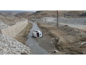10 metre yükseklikten dereye çakıldı!