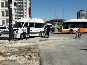 Öğrenci servisi ile belediye otobüsü çarpıştı