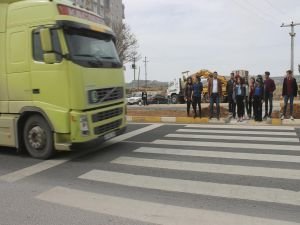 Zırhlı polis aracının çarptığı öğrenci ağır yaralandı