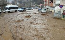 Bitlis'te sağanak yağış hayatı felç etti