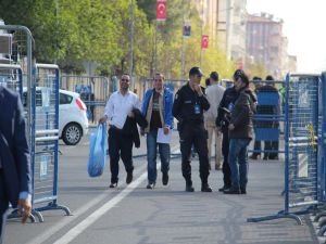 Oy torbaları İl Seçim Kuruluna getirilmeye başlandı