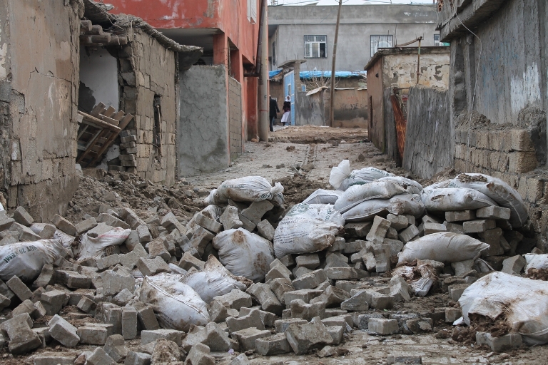 Silopi’de ele geçirilen patlayıcılar imha ediliyor