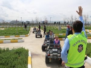 Minikler trafik kurallarını eğlenerek öğreniyor