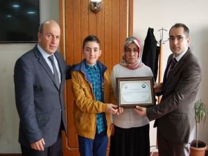 Rize Valisi, organ bağışında bulunan aileye plaket