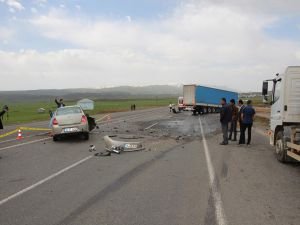 TIR ile otomobil kafa kafaya çarpıştı: Bir ölü