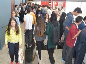 Kitap fuarına öğrencilerden yoğun ilgi