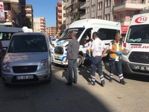 Minibüs ve kamyonet çarpıştı: 2 yaralı