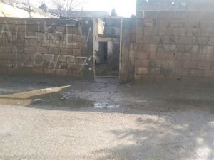 PKK'liler evlerin kapılarını söktüler!