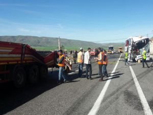 Yolcu otobüsü TIR'a çarptı!