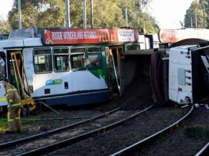 Tramvay ile kamyon çarpıştı: 29 yaralı