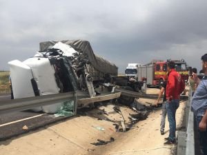 Mardin'de TIR'lar çarpıştı: 2 yaralı