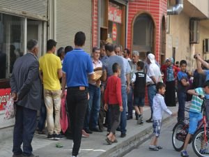 20 yıldır muhtaçlara ekmek dağıtıyorlar