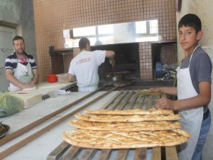 Ekmeklerini ateşten çıkarıyorlar!