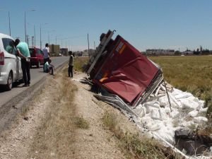 Tarihi İpek Yolu'nda TIR devrildi