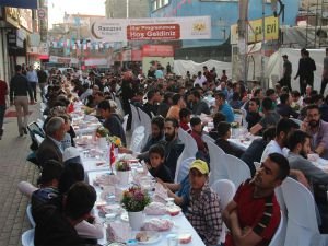 İpekyolu’nda halk iftarda bir araya geldi