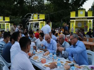 Vali Deniz, belediyenin iftar yemeğine katıldı