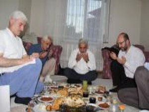 Yapıcıoğlu Aytaç Baran’ın ailesiyle iftarını açtı