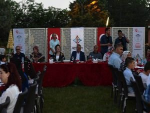 Vali Ahmet Deniz, koruyucu ailelerle iftarda buluştu