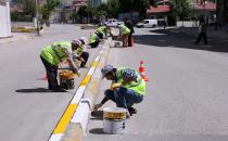 Van'da solmuş yol çizgileri boyanıyor