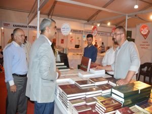 HÜDA PAR heyetinden kitap fuarı ziyareti