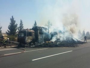 Tekeri patlayan saman sapı yüklü TIR kül oldu