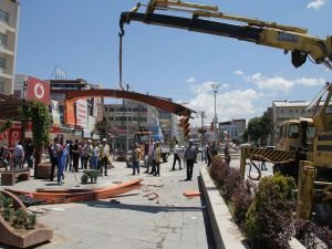 Van’da görüntü kirliliği oluşturan unsurlar temizlendi