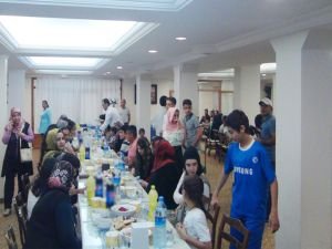 Yetim çocuklar iftarda buluştu