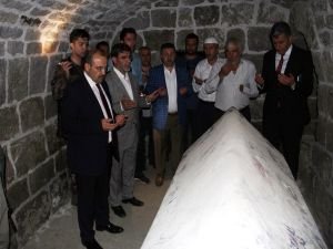 Bitlis'in yeni valisinden türbe ziyareti