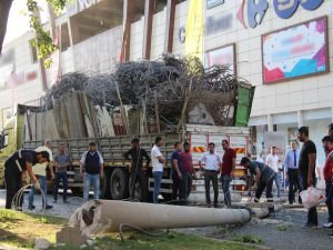 Hurda yüklü kamyon elektrik direğini devirdi