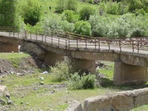 Tahrip olmuş köprü ve yol tehlike saçıyor