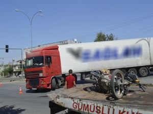 Motosikletiyle TIR'a çarpan sürücü yaralandı