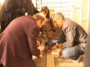700 Suriyeliye ayakkabı yardımı yapıldı