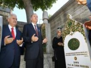 Cumhurbaşkanı Erdoğan 15 Temmuz şehitlerinin kabirlerini ziyaret etti