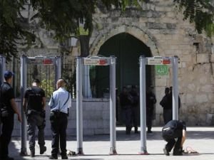 İşgalcilerden bir alçaklıık daha! Mescid-i Aksa’nın girişine metal dedektörler!