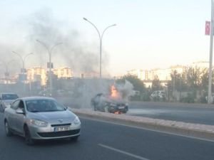 Seyir halindeki otomobil alev aldı