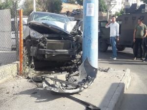 Hızını alamayan otomobil elektrik direğine çarptı