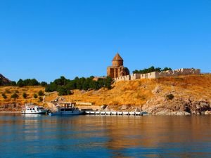 Tarihi Akdamar Adası ziyaretçilerin ilgi odağı oldu