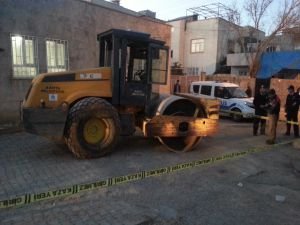 İş makinasının altında kalarak can verdi