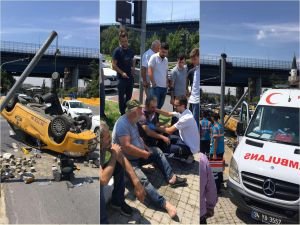 Yaya ve trafik ışıklarına çarpan taksi ters döndü