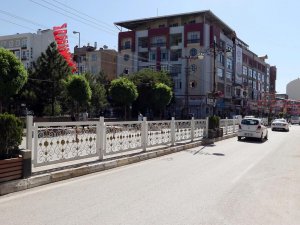 Caddelerdeki demir korkuluklar ve kaldırımlar boyandı