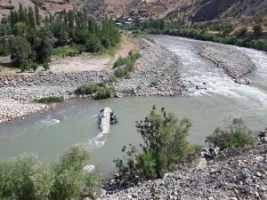 Hakkari'de bir kamyon Zap suyuna uçtu