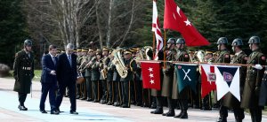 Davutoğlu'ndan, KKTC Başbakanı Kalyoncu’ya resmi törenli karşılama