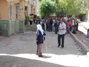 Yıkılma tehlikesi nedeniyle evlerinden tahliye edilenler yardım bekliyor