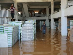 Ev ve işyerlerini su basan mahalleliden yetkililere tepki